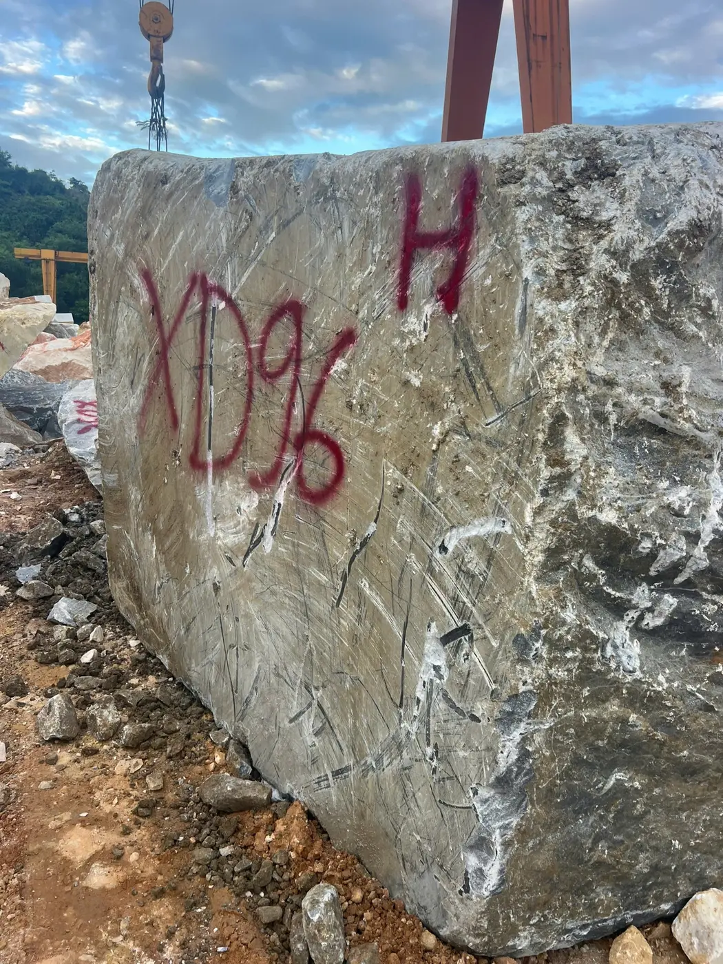 Khối đá lớn được đánh dấu tại mỏ