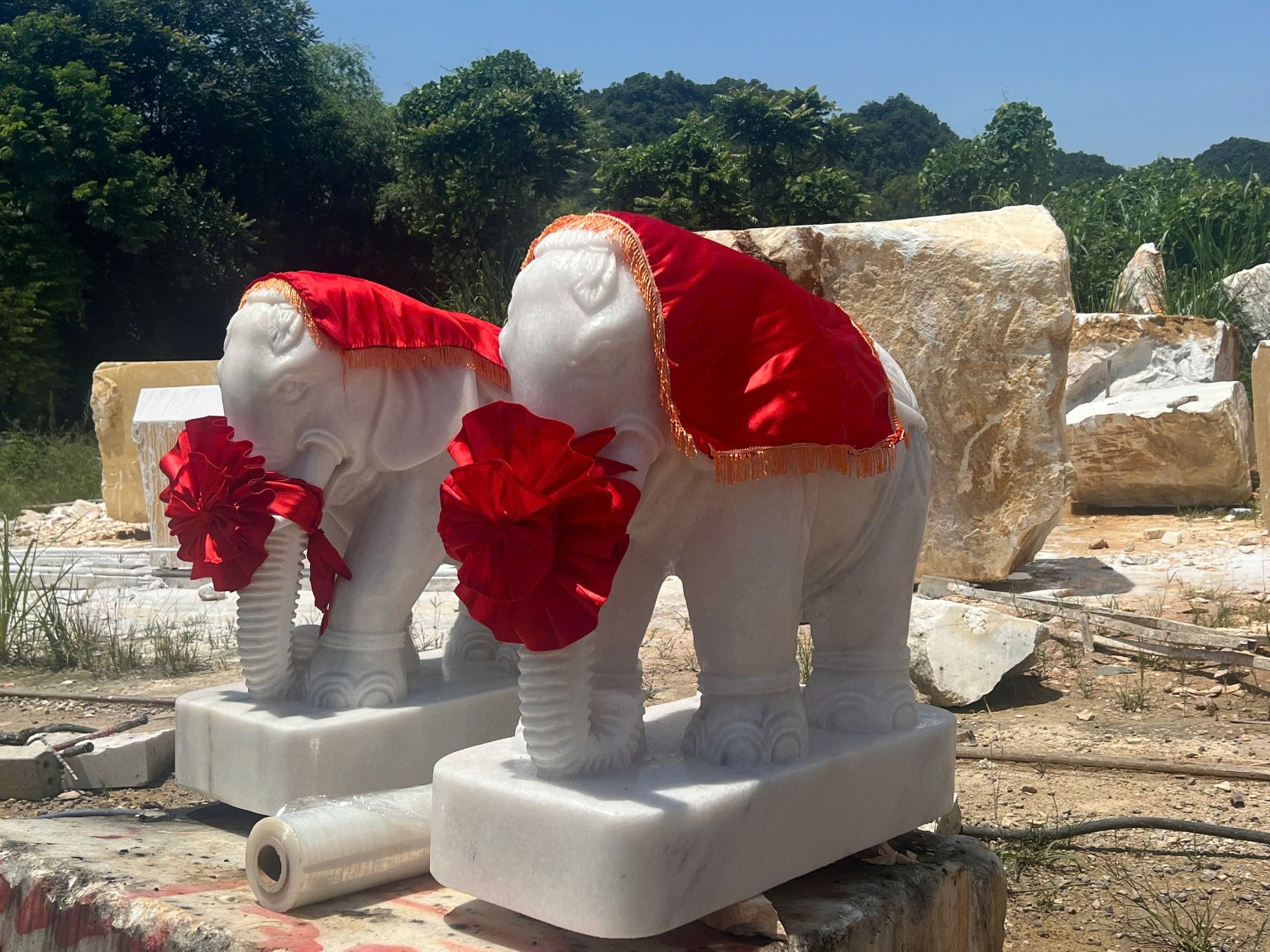 Tượng voi đá trắng mới hoàn thiện tại xưởng