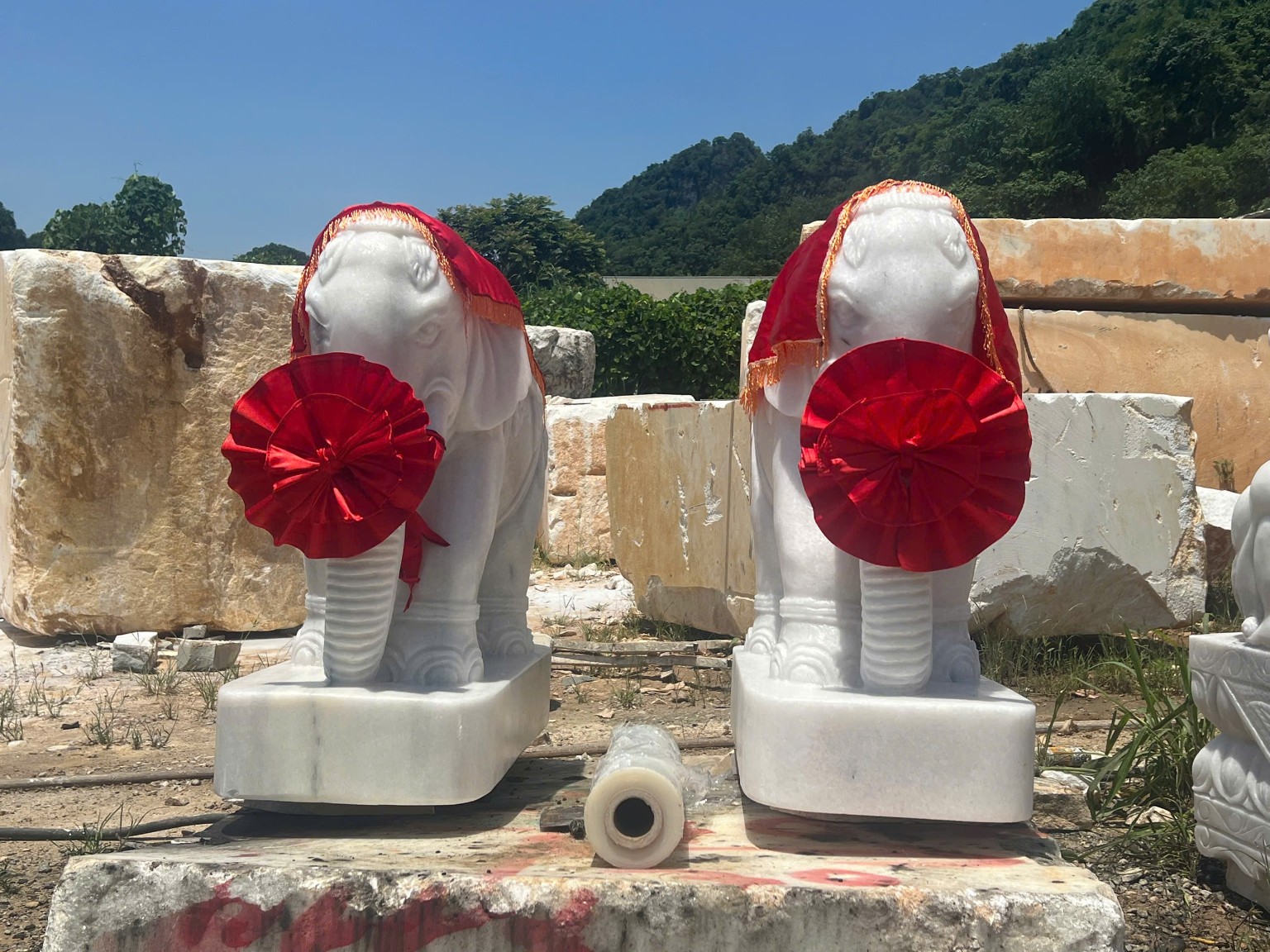 Cặp tượng voi đá trắng tại xưởng Tràng An Stone